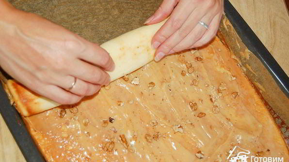 рулет из варенной сгущенки и орехов