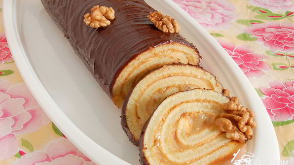 рулет из варенной сгущенки и орехов