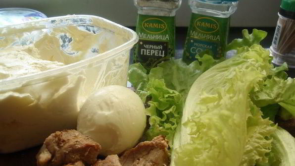 рулетик с мясом и яйцом в листовом салате на ланч