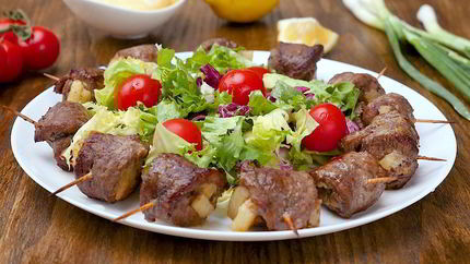 Рулетики из говядины с ананасом