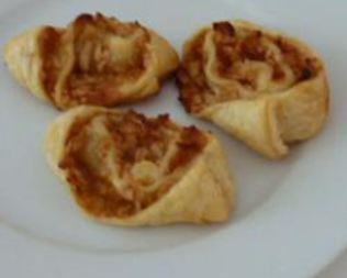 Рулетики из слоеного теста с яблоками