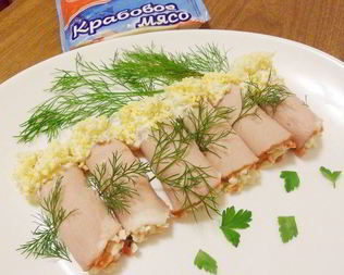 Рулетики из ветчины с крабовым мясом