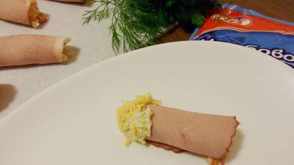 рулетики из ветчины с крабовым мясом