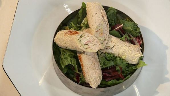 рулеты из свинины с укропным пюре