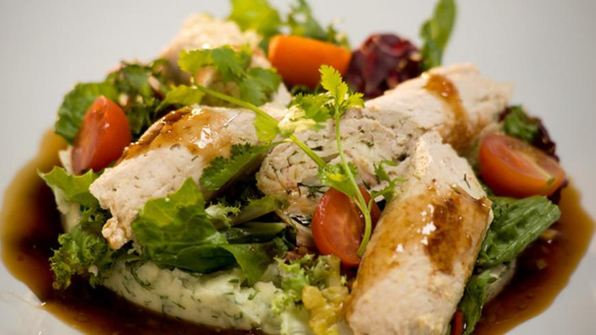 рулеты из свинины с укропным пюре