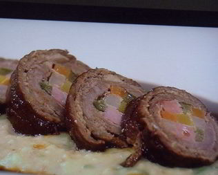 Шахматные рулеты из говядины на подушке из пюре с орехом макадамия