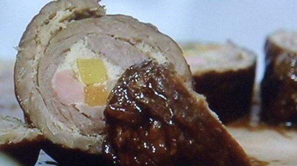 шахматные рулеты из говядины на подушке из пюре с орехом макадамия