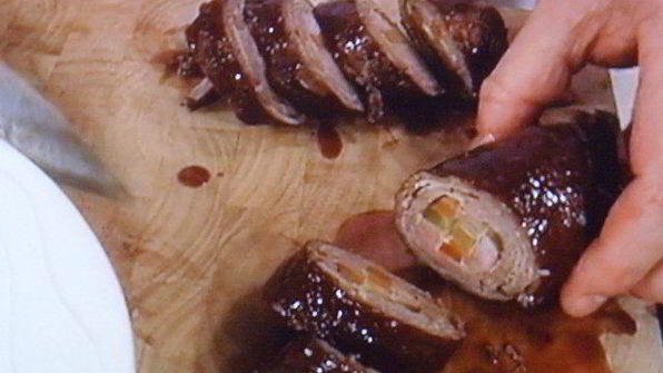 шахматные рулеты из говядины на подушке из пюре с орехом макадамия