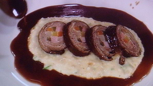 шахматные рулеты из говядины на подушке из пюре с орехом макадамия