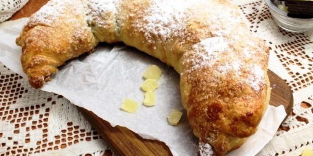 Рецепт шоколадного рулета из слоеного теста