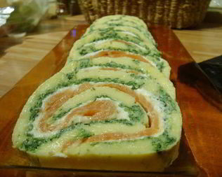 Сырный рулет с лососем и шпинатом