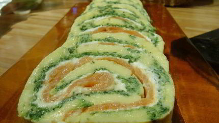 Сырный рулет с лососем и шпинатом