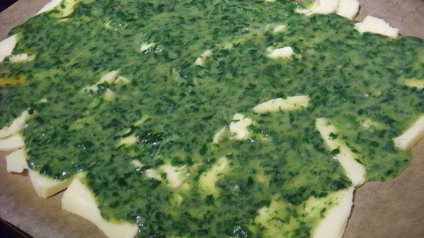 сырный рулет с лососем и шпинатом