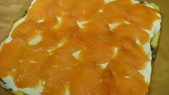 сырный рулет с лососем и шпинатом