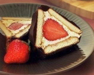 Творожный рулет без выпечки с клубникой