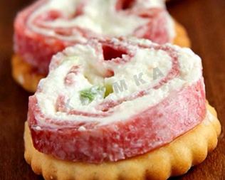Закусочные рулетики из сыра и салями