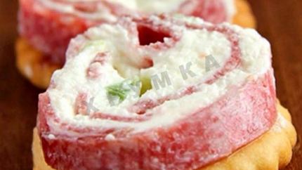 Закусочные рулетики из сыра и салями