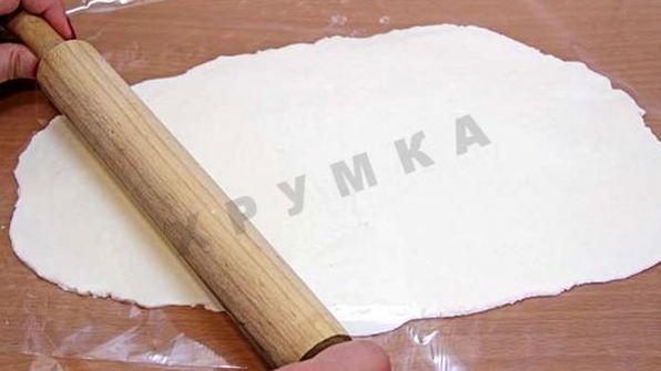 закусочные рулетики из сыра и салями