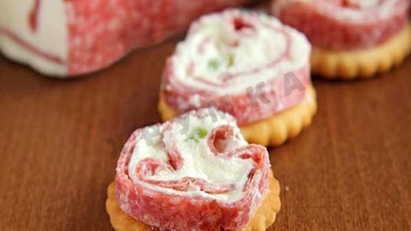 закусочные рулетики из сыра и салями