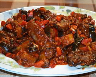 Свиные ребрышки с баклажанами