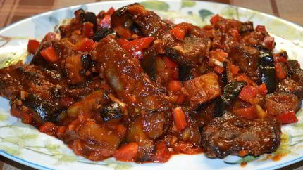 Свиные ребрышки с баклажанами