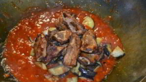 свиные ребрышки с баклажанами