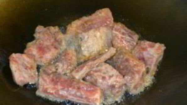 свиные ребрышки с баклажанами