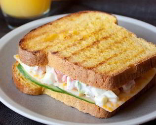 Ароматный сэндвич с яичным салатом