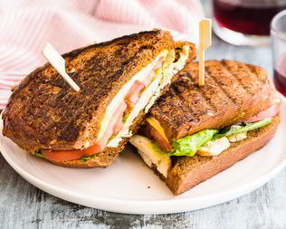 Горячий сэндвич с курицей, сыром и помидорами