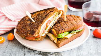 Горячий сэндвич с курицей, сыром и помидорами