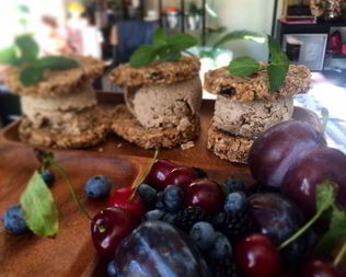 Имбирные сэндвичи с кокосово-чайным мороженным