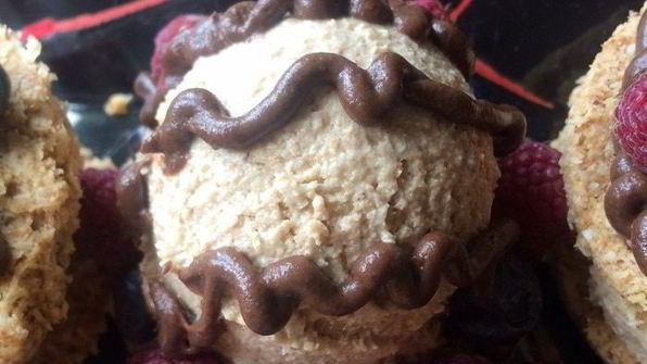 имбирные сэндвичи с кокосово-чайным мороженным