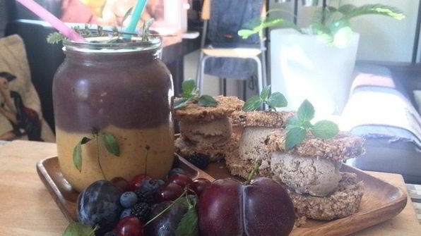 имбирные сэндвичи с кокосово-чайным мороженным