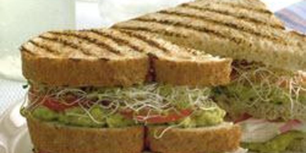 Рецепт клаба сэндвич с курицей, авокадо и люцерной