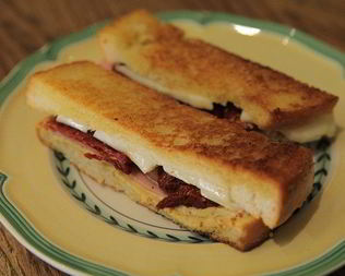 Мини-сэндвичи с ветчиной, вялеными помидорами и сыром