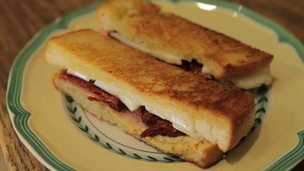 Мини-сэндвичи с ветчиной, вялеными помидорами и сыром