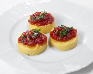 Сэндвич из поленты и томатного варенья