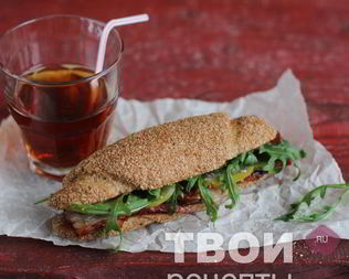 Сэндвич с беконом и руколой