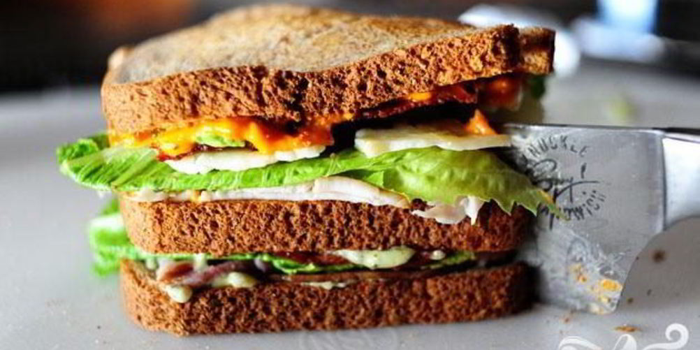 Рецепт сэндвича с беконом, ветчиной и индейкой