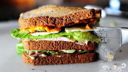 Сэндвич с беконом, ветчиной и индейкой