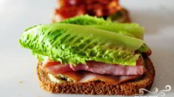 сэндвич с беконом, ветчиной и индейкой