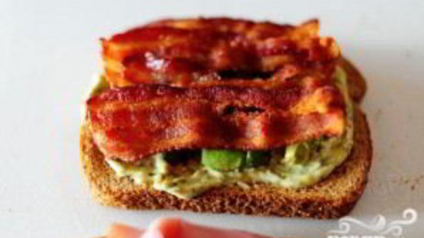 сэндвич с беконом, ветчиной и индейкой