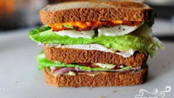 сэндвич с беконом, ветчиной и индейкой