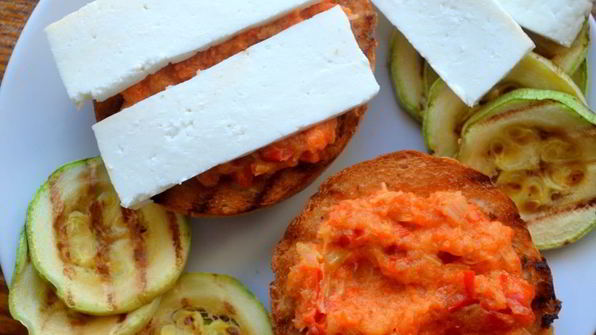 сэндвич с брынзой и овощами