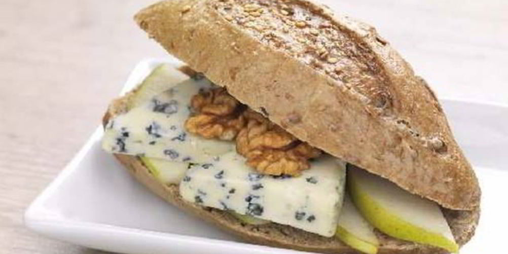 Рецепт сэндвича с голубым сыром, орехами и яблоками