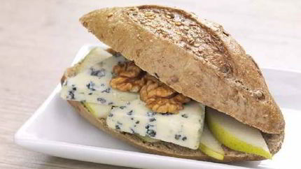 Сэндвич с голубым сыром, орехами и яблоками