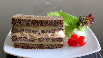 Сэндвич с говядиной и квашеной капустой