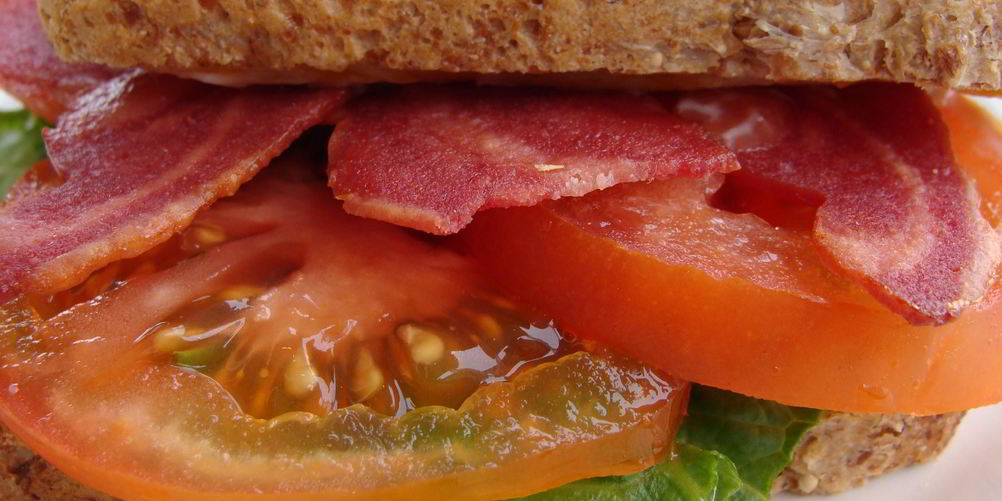 Рецепт сэндвича с индейкой, листовым салатом и помидором