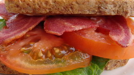 Сэндвич с индейкой, листовым салатом и помидором