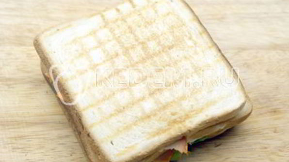 сэндвич с копченой курицей